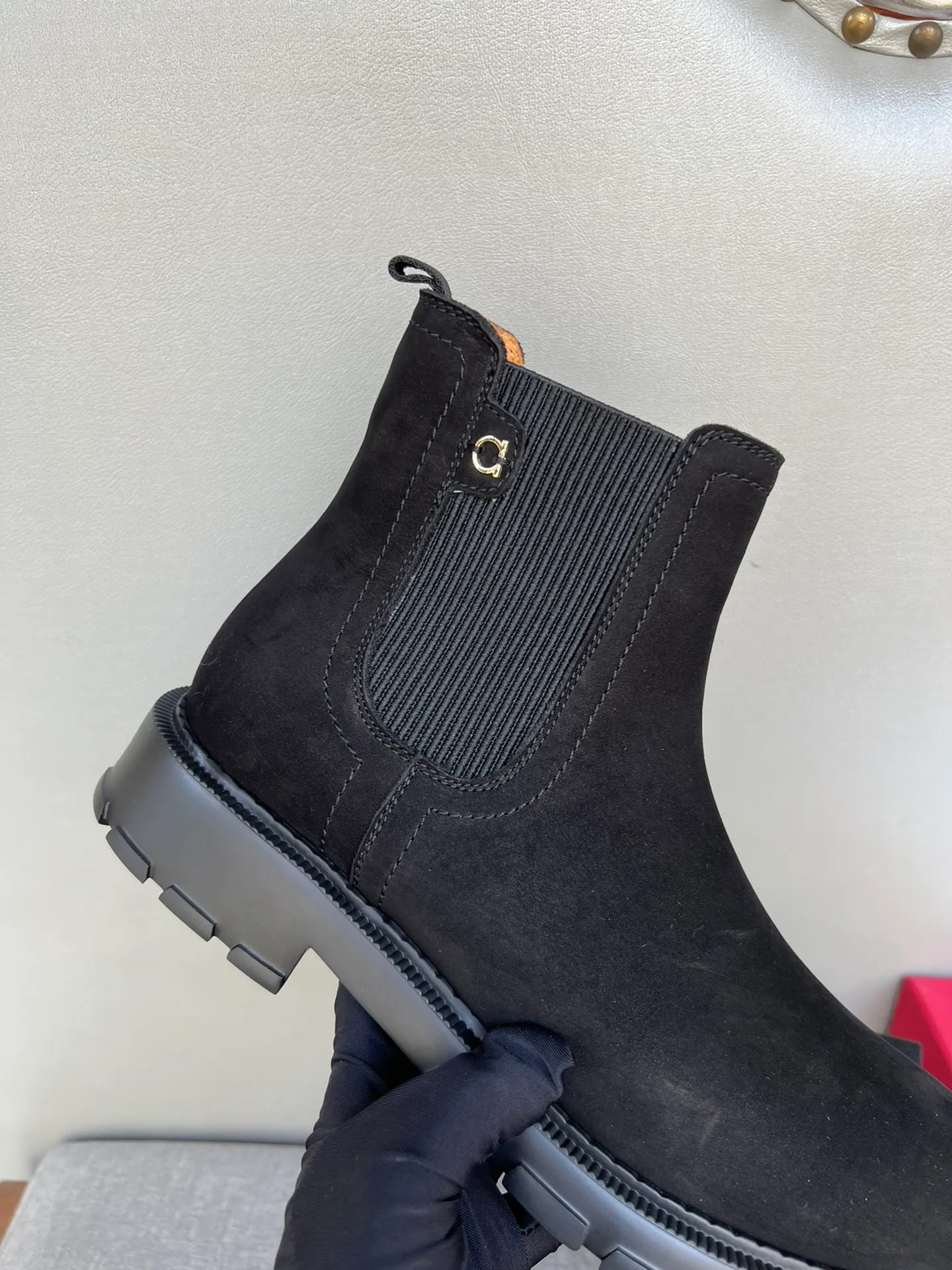 [Ferragamo] Top P: 1000💰 Number of yards: 39~44 (38.45 custom-made, non-refundable) Ferragamo winter series, original 1:1 development, casual men's short boots, original quality, exclusive new Ferragamo autumn and winter new high-top men's shoes, exquisite hand-stitching, workmanship details comparable to counters, imported calfskin upper, cowhide lining, original foam outsole.